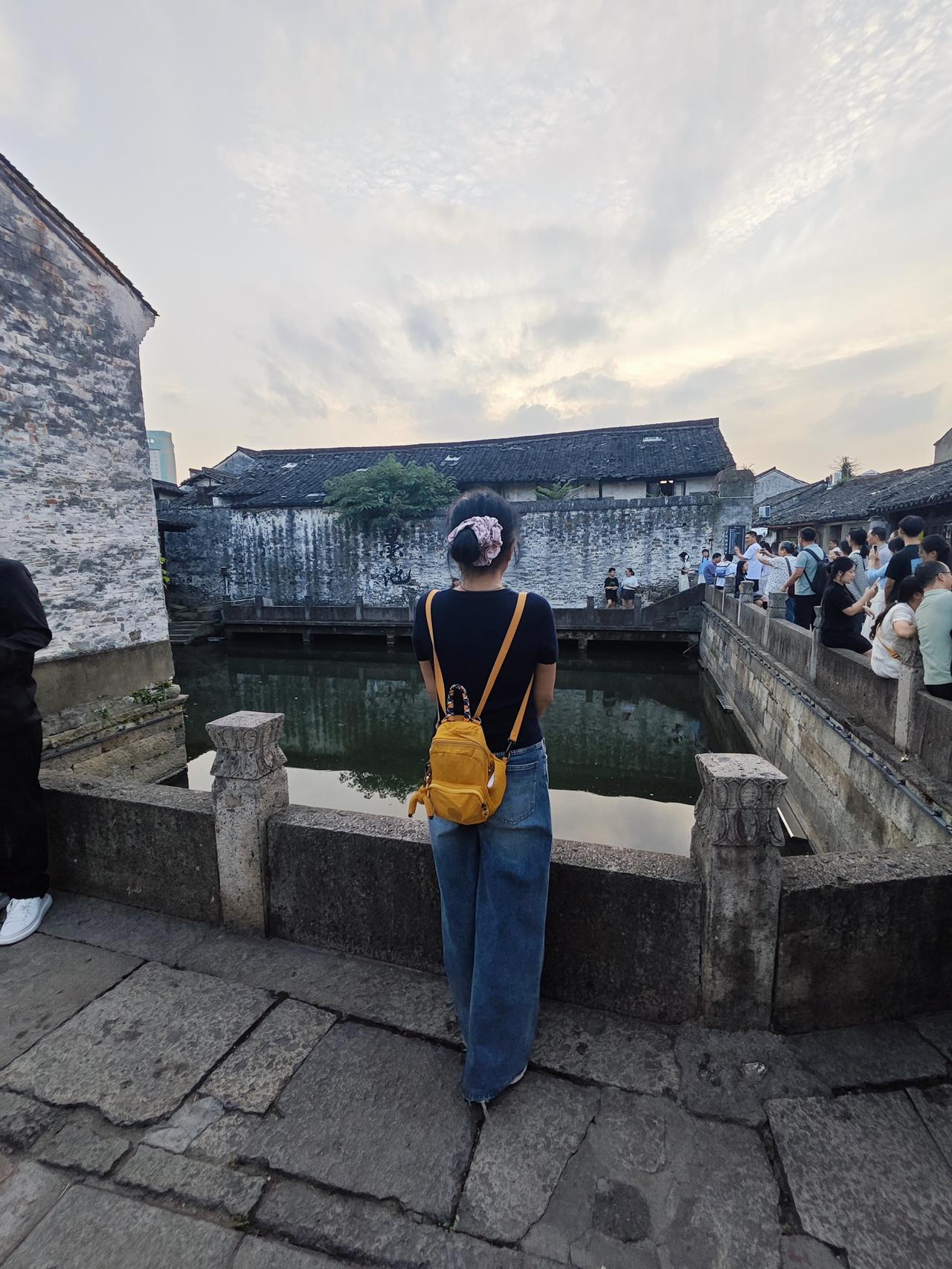 一代书圣王羲之被世人赞叹不已是有原因的，来到绍兴参观游览了王羲之的墨池。据说王羲