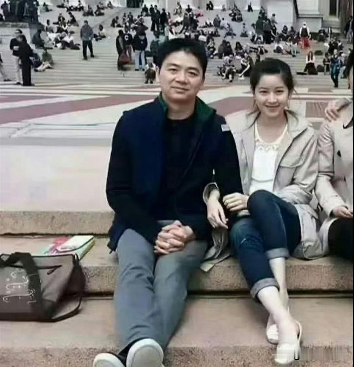 照片拍摄于刘强东38岁，章泽天18岁之际，这一幕让我对刘强东的审美又存疑了。他说