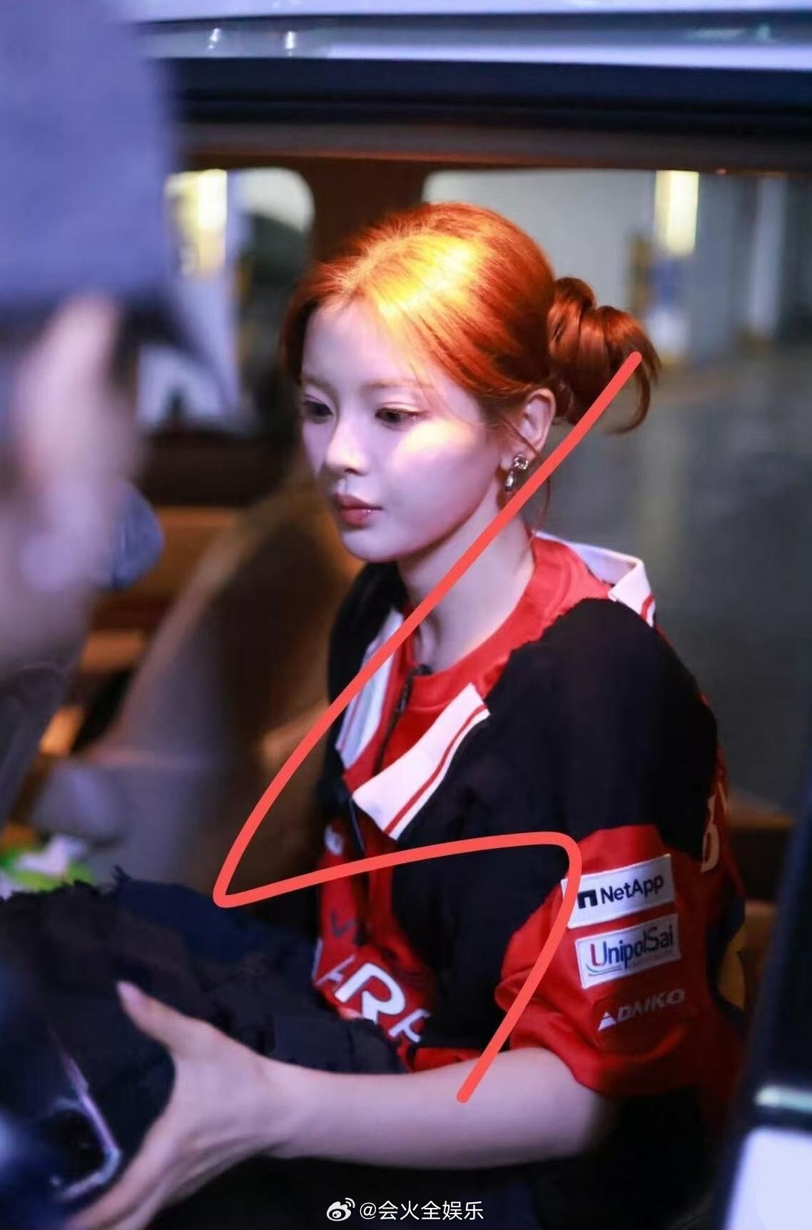 超越妹妹新造型[比心]杨超越红发赛车服路透杨超越红发牛角包​​​
