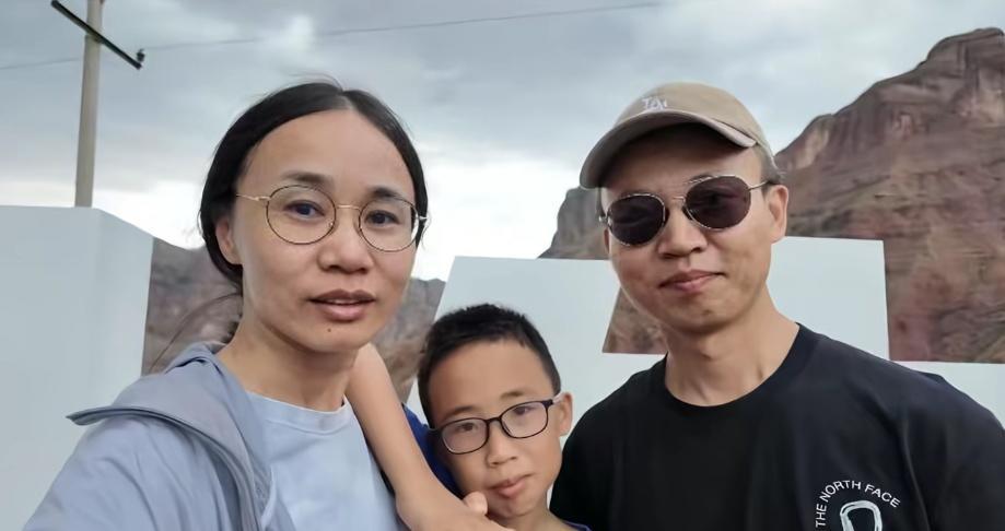 照片中这位爸爸，已经彻底崩溃了！一家三口满怀欢喜，远赴新疆自驾旅游，结果遇到突发