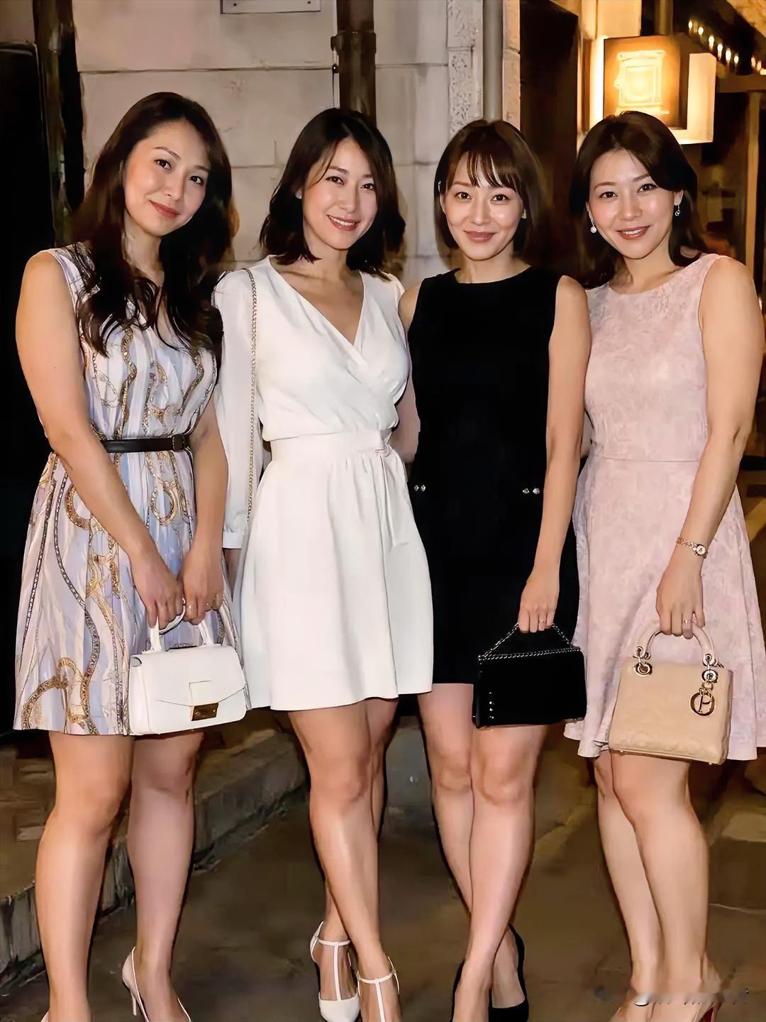 博主说，这几位大姐虽然年纪太了一点，但个个都韵味犹存，如果，让你选一个做老婆的话