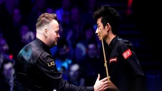 斯诺克大师赛，比分定格在6-2。卫冕冠军墨菲，被中国小将吴宜泽淘汰出局。镜头