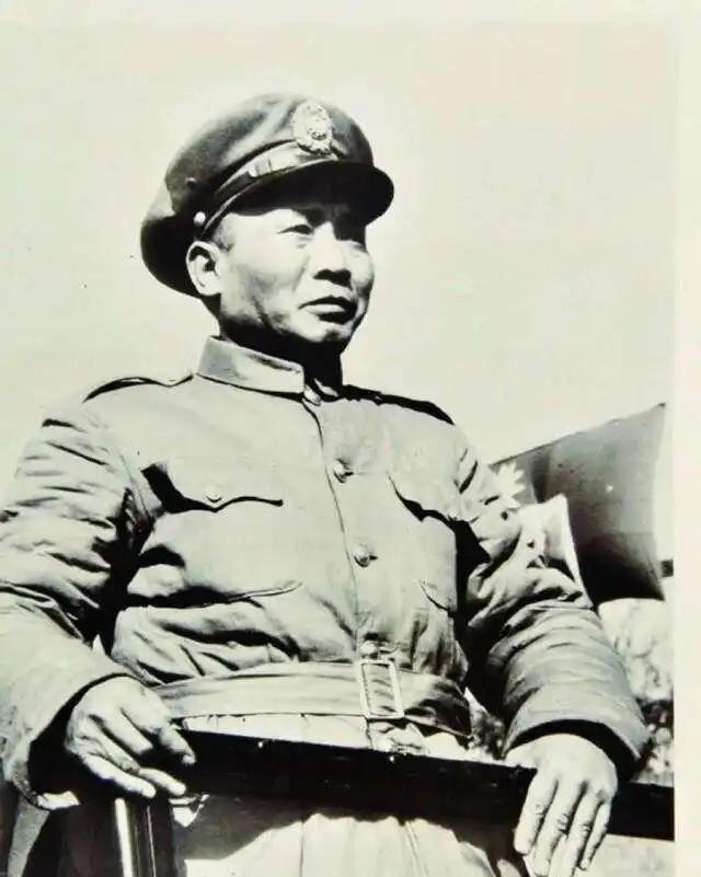 1949年5月25日，汤恩伯、石觉、陈大庆等人乘车来到吴淞镇，涌进了刘玉章的军部