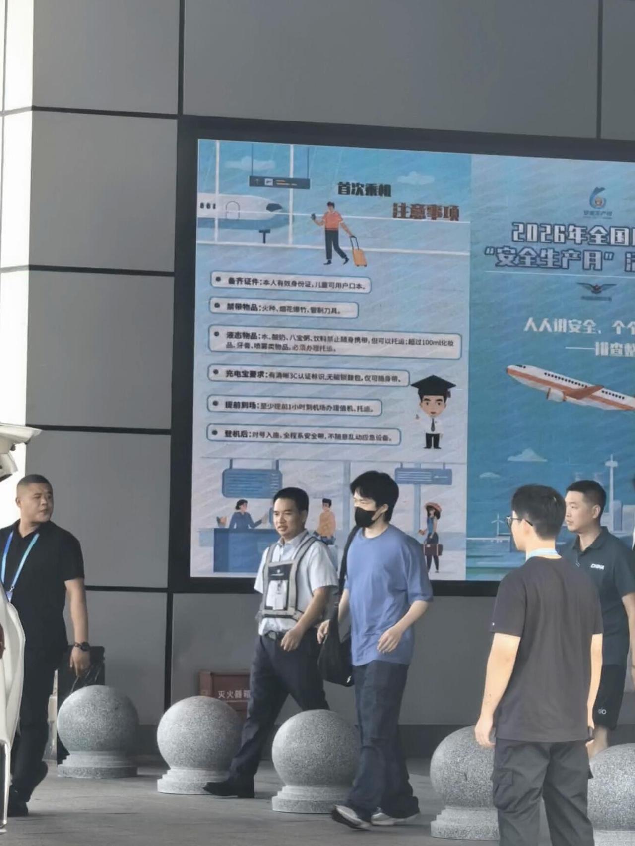 王楚钦好年轻的小伙子，到长沙了，长沙还是很热的，短袖长裤戴着口罩，这身穿搭很简单