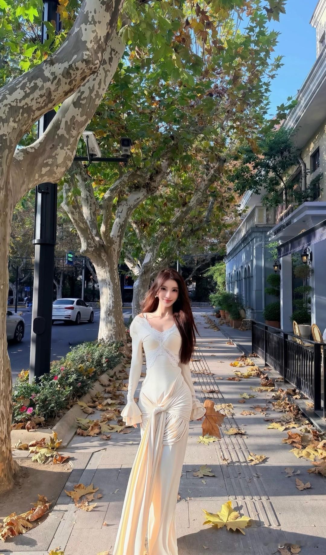秋日漫步，落叶飘零，优雅长裙，唯美街拍。