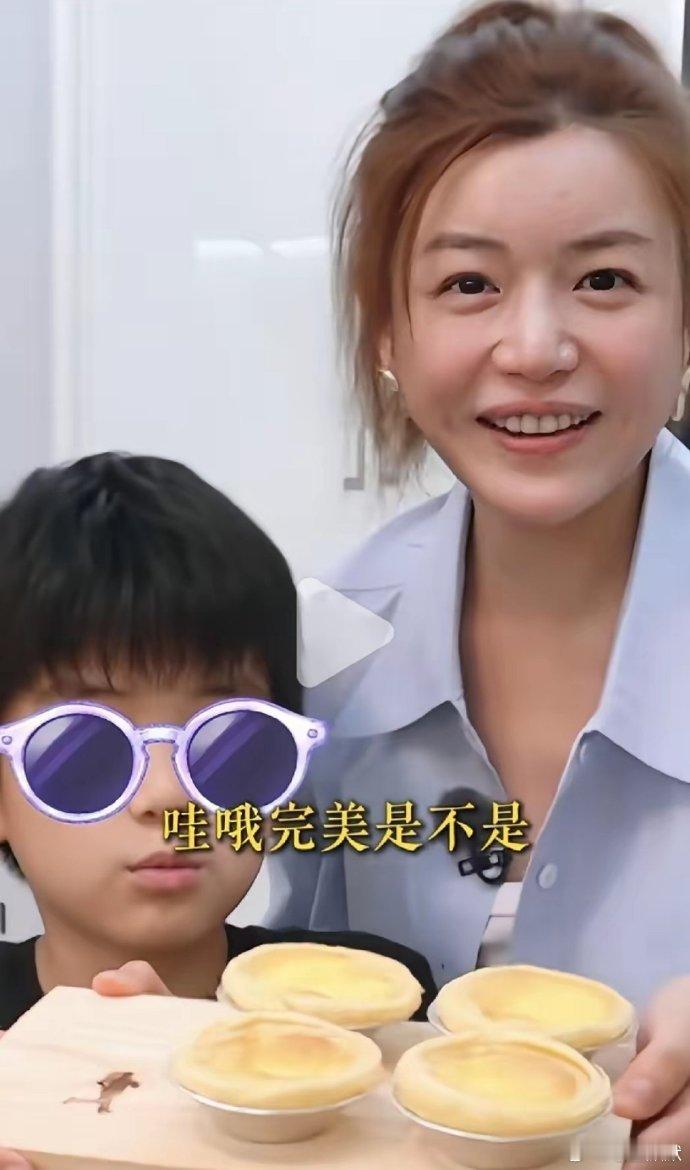 陈晓儿子下半张脸跟陈妍希一模一样。​​​