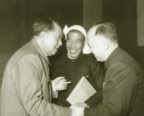 1964年，毛主席在自己的生日宴上，递给钱学森一支烟，而就当他要伸手接烟时，主席
