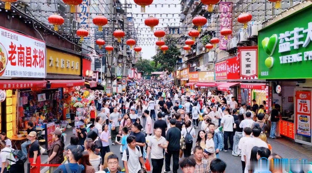 南昌国庆直接霸榜！美团“必玩榜”宝藏城市第1名，烟火气太顶了🔥#南昌国庆热度拉满##南昌位列必玩榜