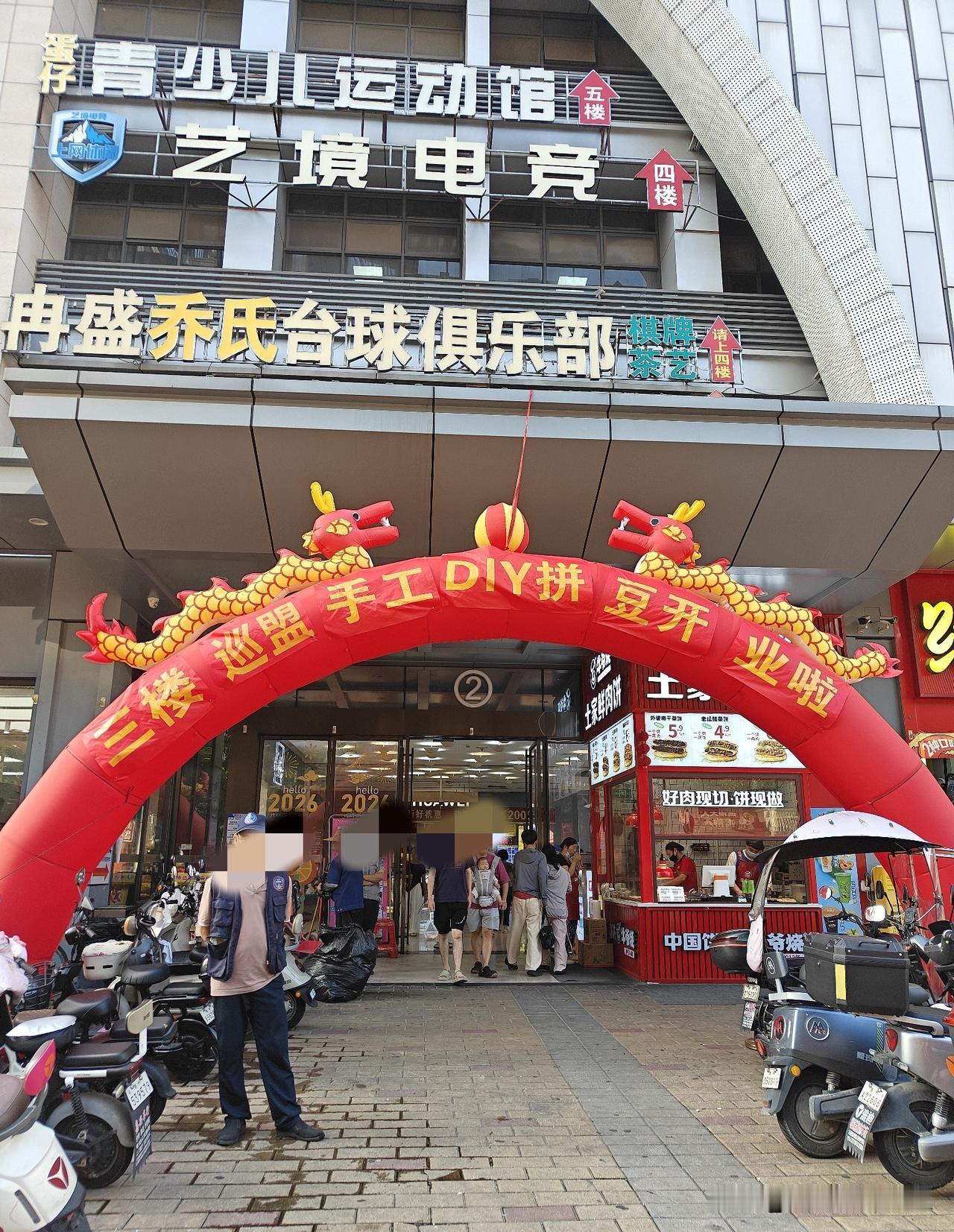 碰到嘲笑我们家买大亚湾的前女同事。早上去超市买菜时，碰到一个前女同事，好奇她来