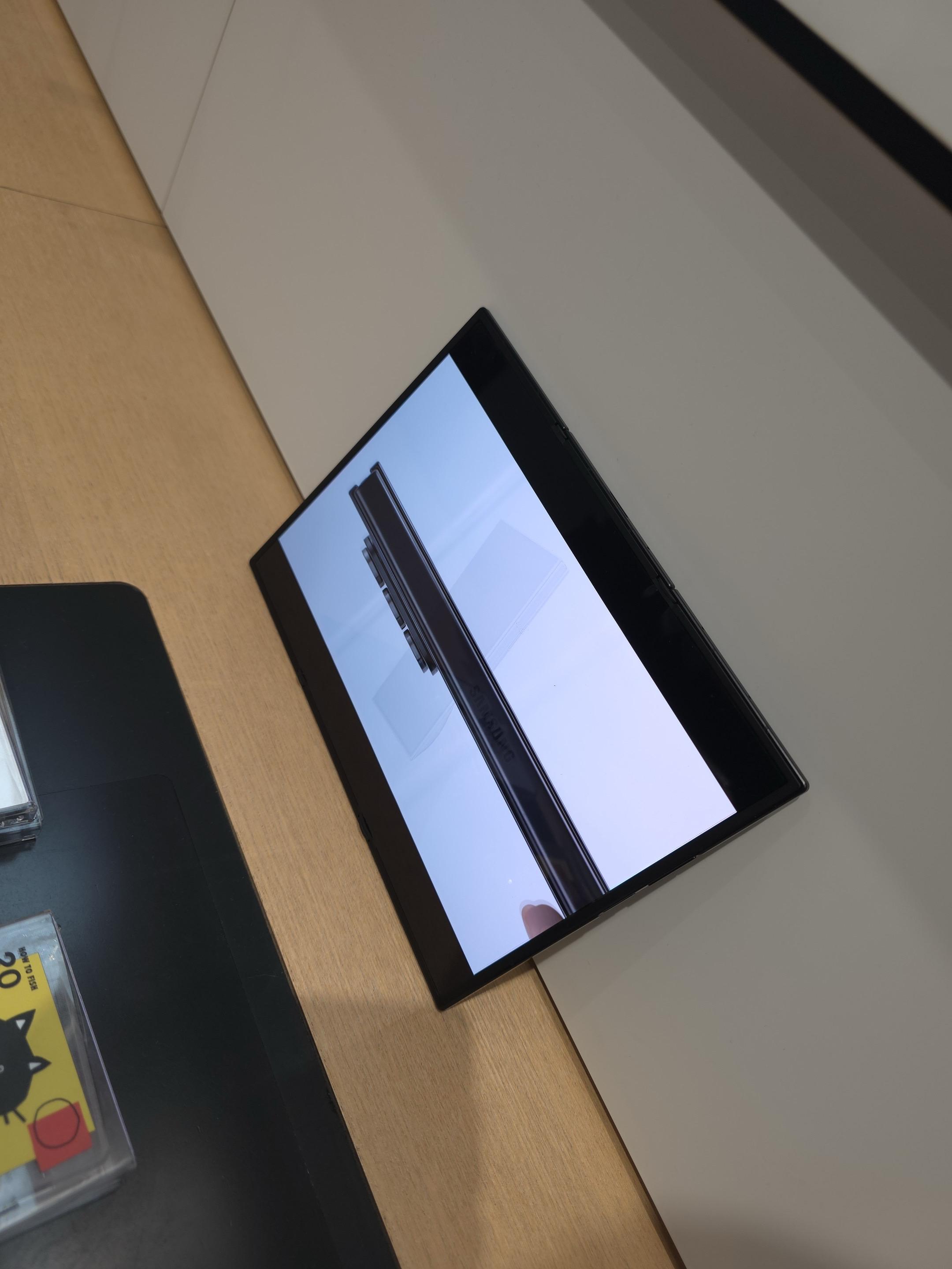 上手试过三星三折叠后，没看到明显的屏幕折痕