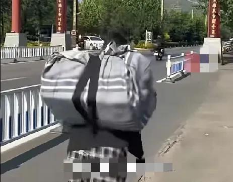 7月18日，河北石家庄一18岁的大一女生讲述了自己的暑期打工路，在抱犊寨摆摊卖雪