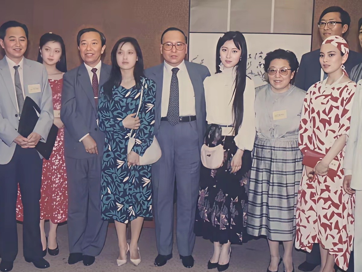 看到陈晓旭1987年在香港宴会上的照片，才知道林黛玉的妆造，完全限制了她的美貌
