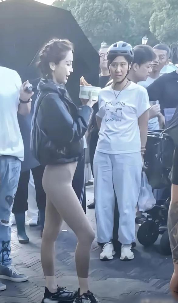 杨颖的腿，可能是娱乐圈最成功的“诈骗案”。综艺里和其他女星并肩一站，你瞬间懂了。