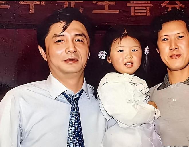 1999年，男排国手张友生抱着年幼女儿张常宁，与国家队汪嘉伟合影，后来张常宁成了