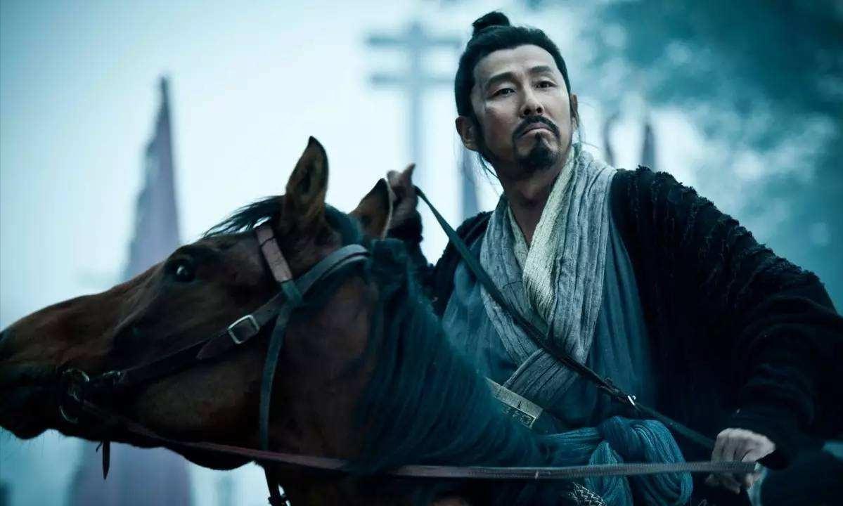 刘邦称帝后，回去看望父亲，一见面刘太公就生气的问刘邦：“儿子啊，你封了那么多人为