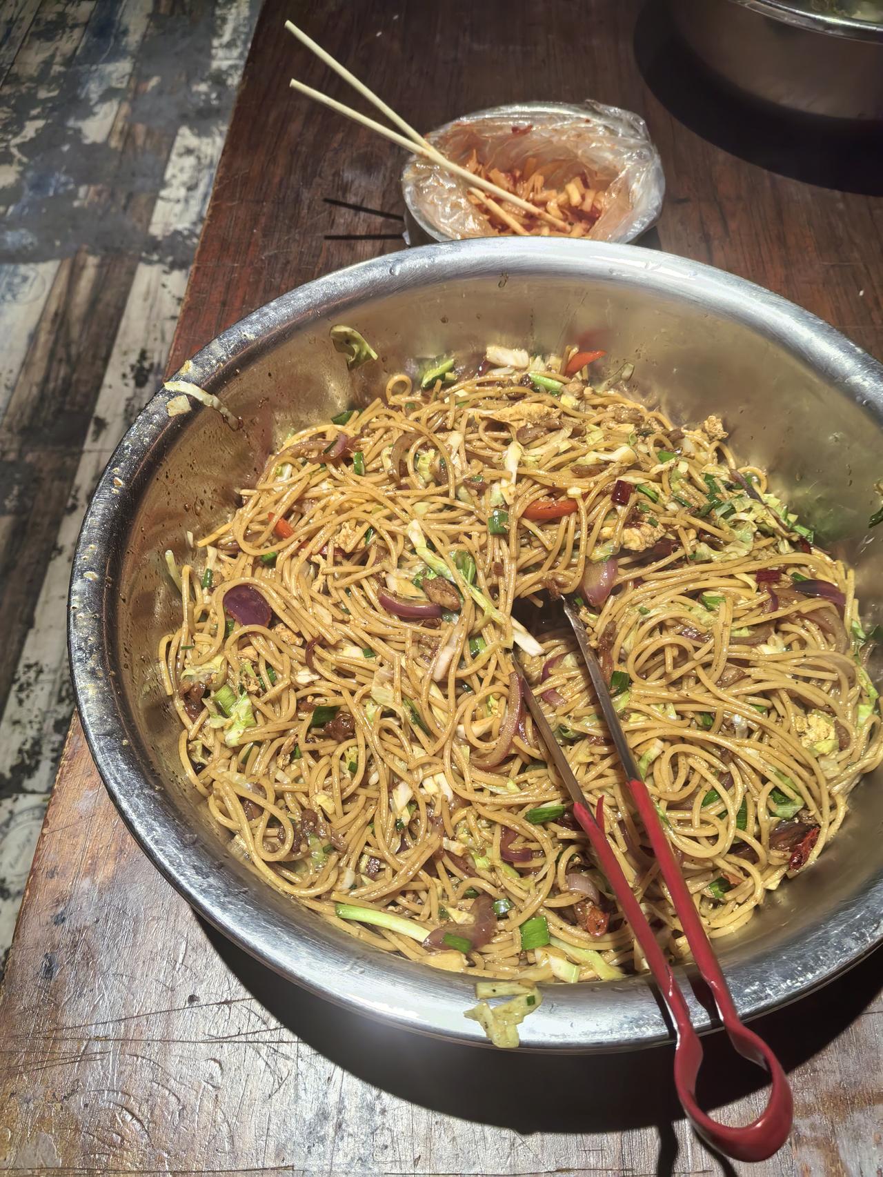 谁说厨师的工作餐一定是山珍海味？今天的食堂餐桌，一碗鸡蛋包菜丝肉炒意面、一碟酱萝