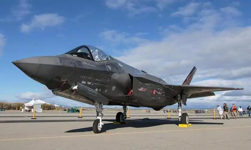 美国自己把F-35的隐身座舱盖运到中国，然后——丢了。五角大楼嘴上说“不可用部件
