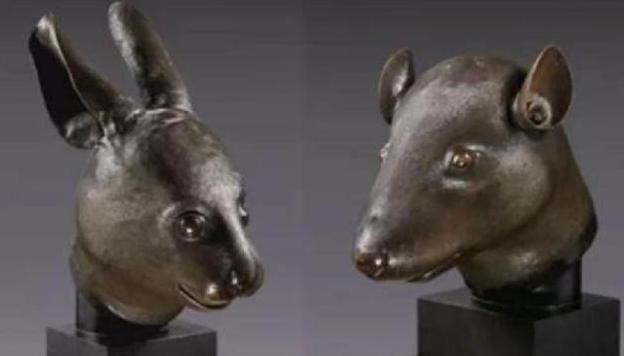 2009年，一中国男子以2.7亿元在法国拍下兔首和鼠首。被催付款时却说：“兽首本