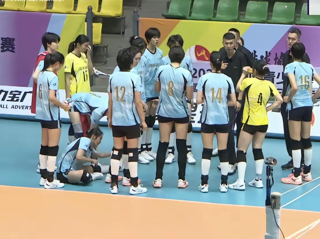 U19女排天津对辽宁队的比赛第四局局末暂停时，从广东新转会到天津青年队并担任球队