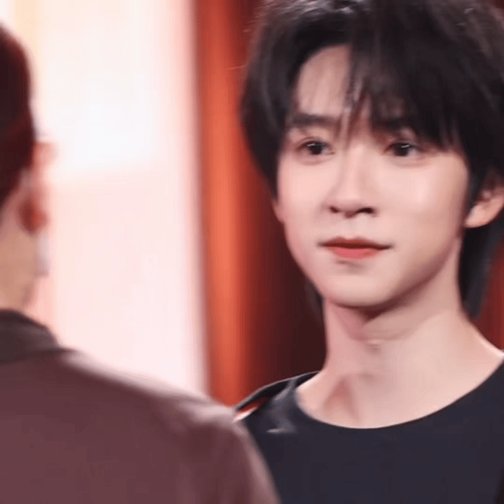 哈哈哈哈哈哈，贺峻霖被夸前后，也太可爱了吧！｜贺峻霖