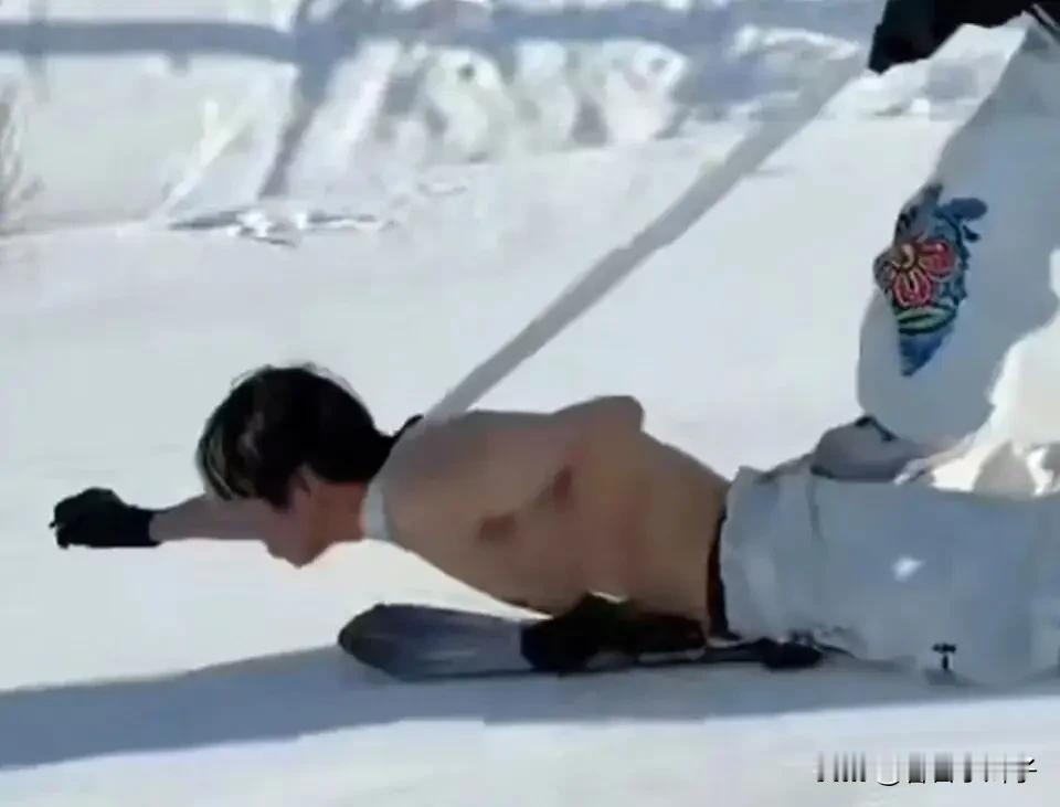 零下20℃的雪场里，一名女子用绳子拴着上身赤裸的男子牵引其滑雪，这操作简直离谱至