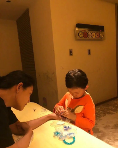 曾经，汪小菲镜头下的大S和孩子，画面超温馨，看小玥儿学东西有模有样！