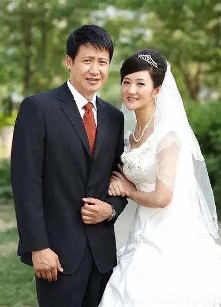 2004年，张国强前妻嫌弃他没有能力赚钱，坚决要离开他和孩子。张国强努力挽留，却