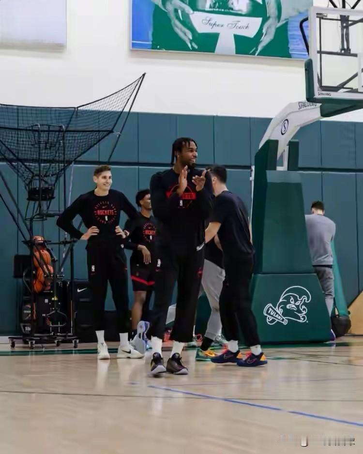 下面是一条关于火箭大将伊森的坏消息！明天火箭将会在客场挑战实力强大的掘金，今天据