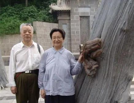 80年代，李讷带丈夫王景清前往监狱探望母亲江青，江青饶有兴趣的看向王景清，看到对