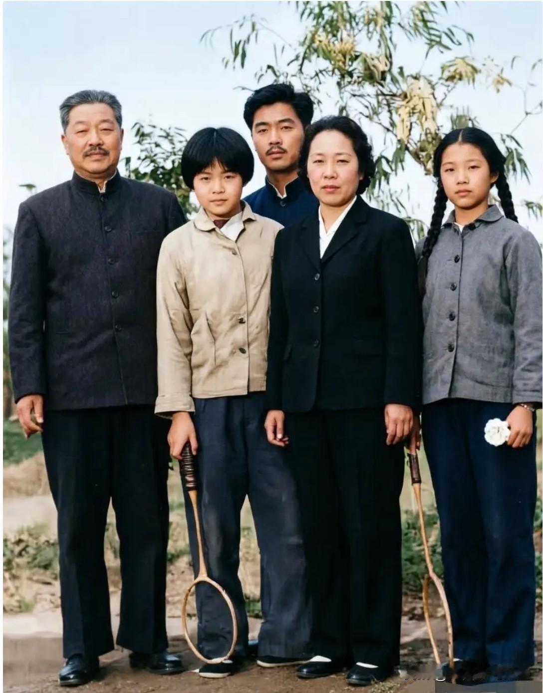 50年代，贺龙元帅与夫人薛明及子女贺鹏飞、贺婕生、贺晓明，在北京家中庭院的一张十