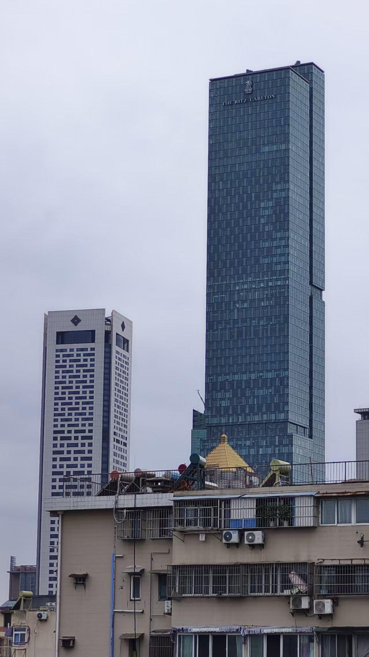 从屋顶看到的一白一灰、一高一矮两栋大楼在南京有名气吗？请南京的友友指点一二。[碰