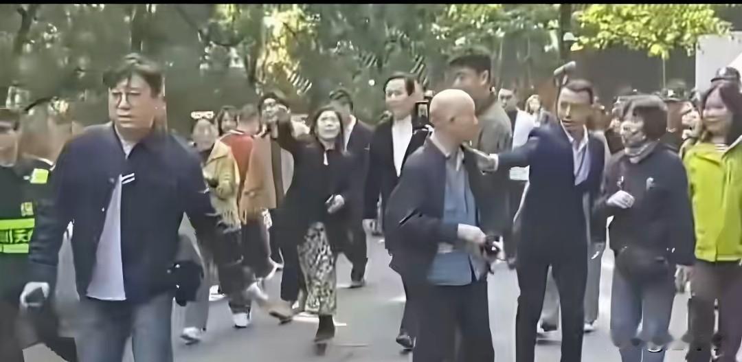 艺人你就是一个普通人，不要把自己搞的那么高了，我们邀请单位也不要搞的那么卑微