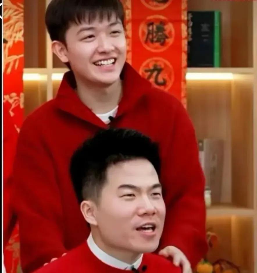 董董有多爱董宇辉，有网友给他留言：“天天晒娃，让某人的幸福感极低”，他下意识回复