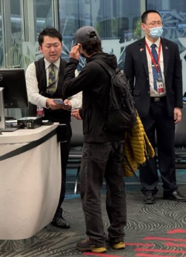 王一博新西兰机场出发图王一博今日潮男回国王一博新西兰机场出发图！潮风湿了[爱心]