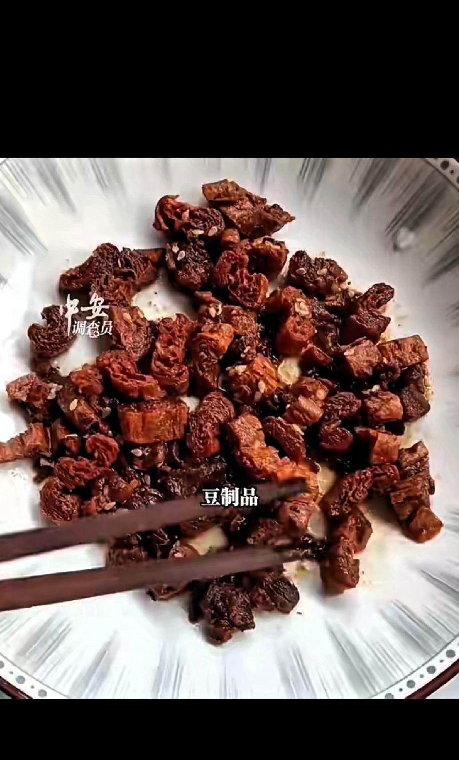 谁说手撕牛肉里面一定要有牛肉的，老婆饼里也没老婆，鱼香肉丝里也没鱼啊！据媒体报