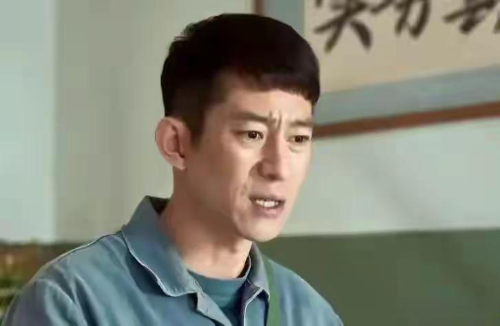 追剧《依依向北风》大强子没有经过俞乐山同意，就招来一个女秘书，这女秘书看样子也