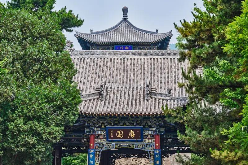 走进太原，仿佛踏入了一座古建博物馆，处处能品咂到古建之美。夏天可以去山西考古博
