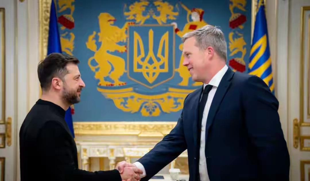 俄军宣布控制库皮扬斯克，乌东防线再遭重创；乌境内炼油厂遇袭，能源命脉受损！乌军战