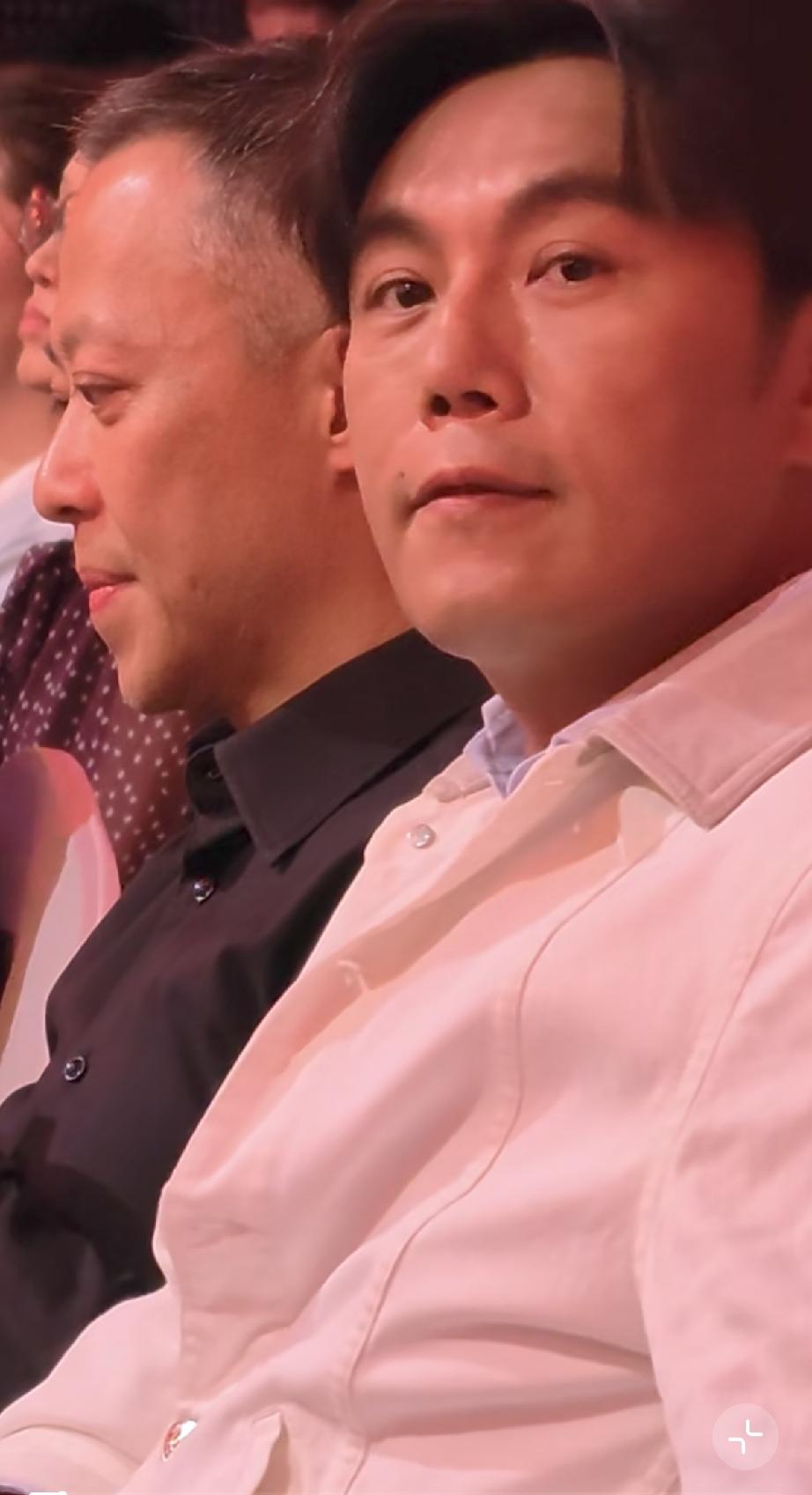 6月25日，秦昊现身北京参加电影活动，怼脸拍挺苍老的，有白头发，但和伊能静的气质