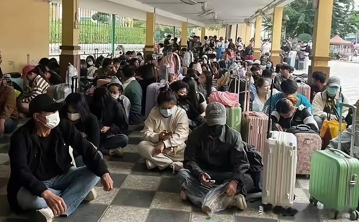 柬军无人机让泰军陷入苦战，战场出现诡异英语指令战场前沿观察员发现，柬埔寨军队