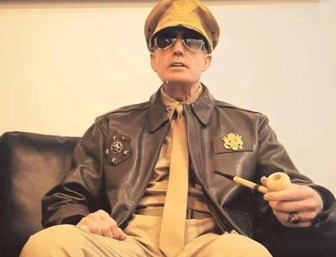 麦克阿瑟私生活糜烂，有一个外号“梅毒司令”，他的崇拜者后来说：可能是他晚年梅毒病