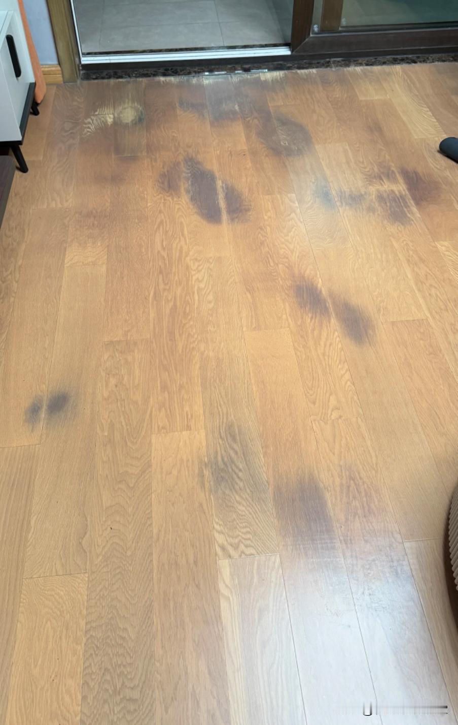 求助，木地板发黑怎么办？开发商精装修的木地板推拉门外面是阳台只有客厅的木