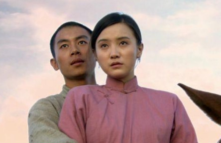2006年，拍摄《闯关东》时，朱亚文拿着一筐大闸蟹去找编剧高满堂：“您能不能别把
