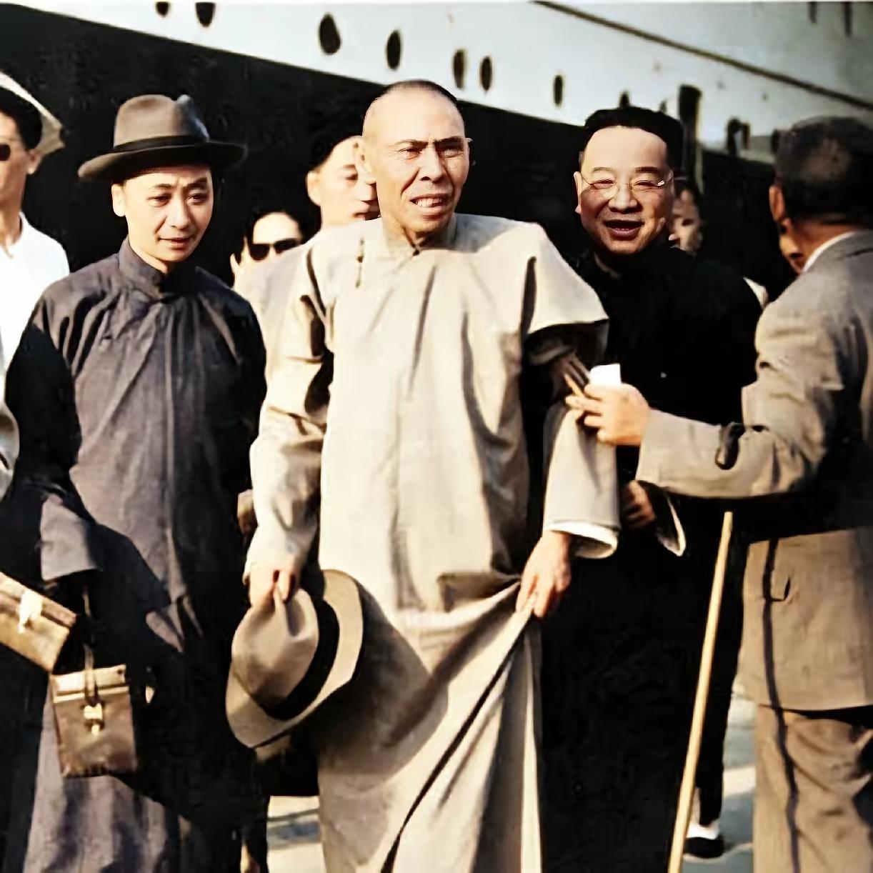 1949年，落魄不已的杜月笙，在亲信李裁法等人的迎接下，到达香港地界，一张罕见的