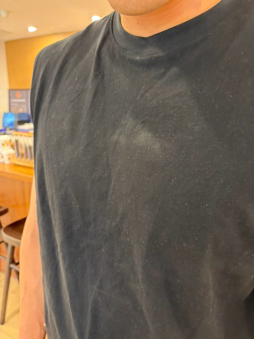 发现程哥衣服脏了一块👉正是我脸蛋子的高度👉确认完毕罪魁祸首