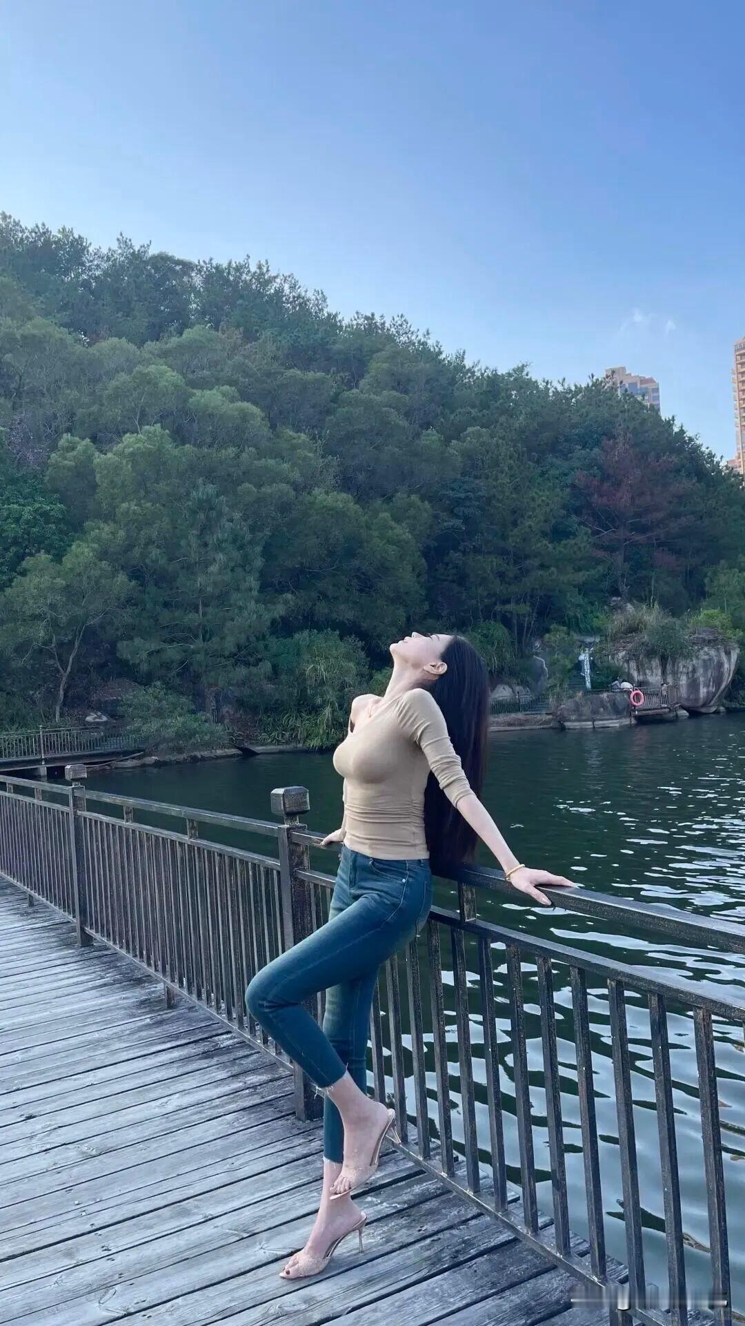 天花板级时髦密码：牛仔小姐姐一出场，全场穿搭直接降维打击！[比心][比心][比心