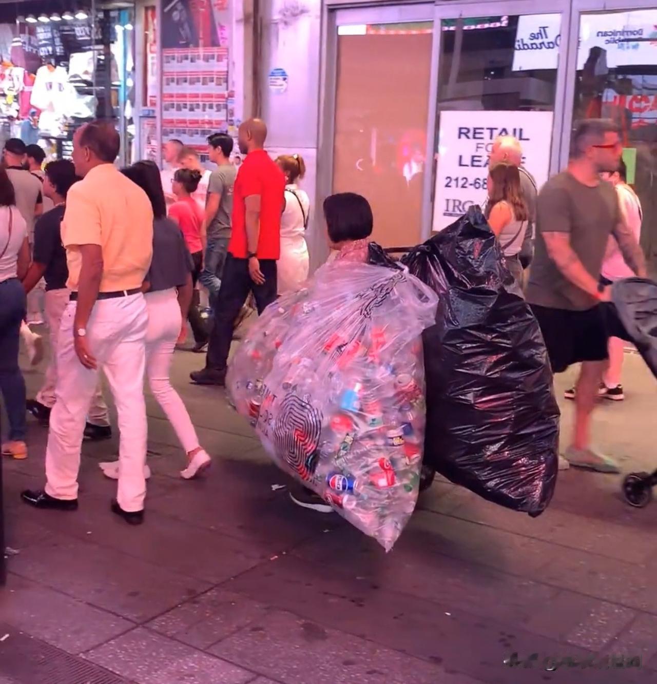 这位中国大妈不在国内享受天伦之乐，拿着高额养老金还不知足。竟然跑到纽约大街上捡瓶