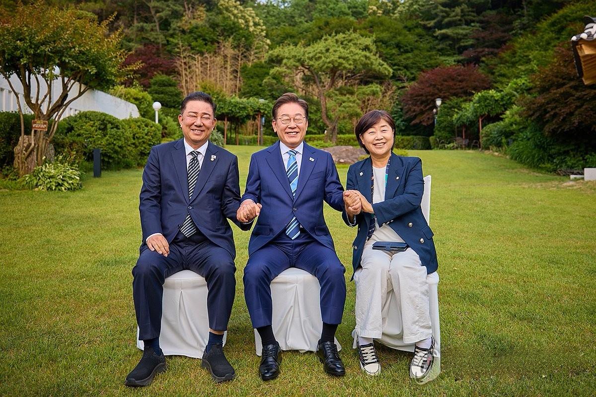 朴赞大党鞭职位的继任者浮出水面坐在李在明左边的金炳基（男）、或者徐永桥（女）