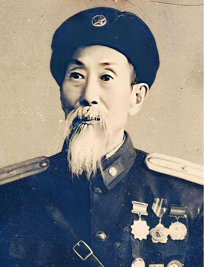 1955年授衔仪式前，一位头发花白的老军人盯着镜子里的胡须发呆，军务参谋第三次来