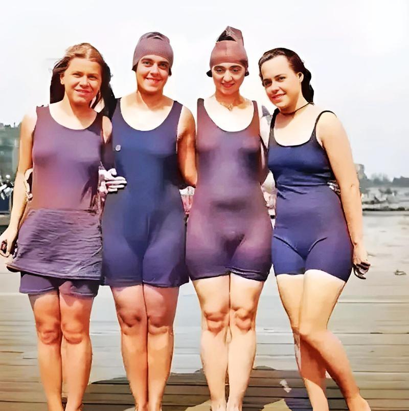 刚刚刷到一张照片，分享一下！这张照片上4名穿着泳衣的美国女孩，从表情看笑得如